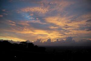 a céu estava Aproximando crepúsculo foto