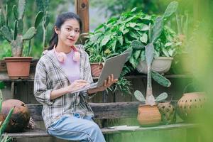 jovem mulher asiática trabalhando no jardim foto