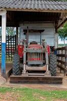 itaja, goias, brasil - trator massey ferguson modelo 4275 10 15 2021 foto