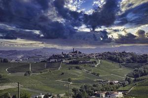 paisagens do langhe piemontês durante a colheita, com as cores vivas do outono foto