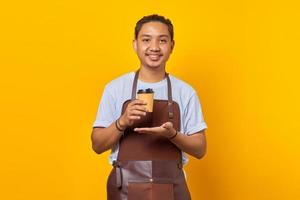 retrato de homem bonito alegre e positivo segurando café foto