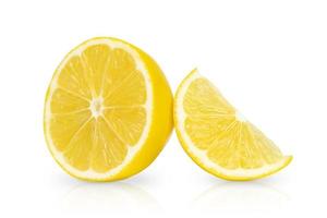duas rodelas de limão isoladas na superfície branca foto