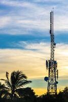 vermelho branco 5g torre radiação pôr do sol dentro México. foto