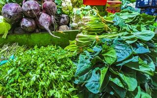 fresco legumes fruta e salada verduras ervas às a mercado. foto