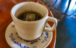 branco copo do chá com chá saco em mesa México. foto