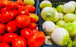 tomates tomates e cebolas cebolas legumes em a mercado México. foto