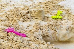 de praia brinquedos colorida balde pá em branco areia caribe México. foto