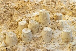 castelo fez do branco areia com baldes em de praia México. foto