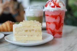 bolo de coco com geleia de coco por cima foto