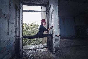 modelo de menina de preto com cabelo rosa foto