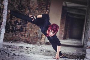 modelo de menina de preto com cabelo rosa foto