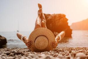 mulher viagem mar. feliz turista dentro chapéu apreciar levando cenário ao ar livre para recordações. mulher viajante posando em a de praia às mar cercado de vulcânico montanhas, partilha viagem aventura viagem foto