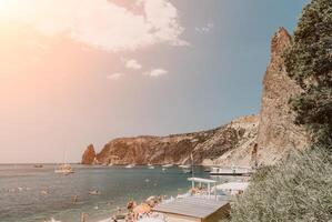 mar lagoa. panorâmico Visão em calma azul mar e vulcânico rochoso foto