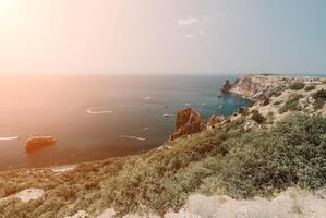 mar lagoa. panorâmico Visão em calma azul mar e vulcânico rochoso foto