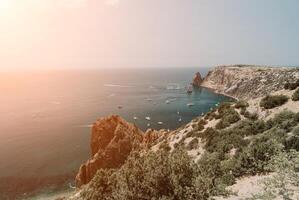 mar lagoa. panorâmico Visão em calma azul mar e vulcânico rochoso foto