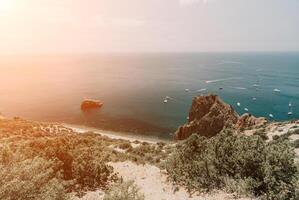 mar lagoa. panorâmico Visão em calma azul mar e vulcânico rochoso foto