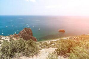 mar lagoa. panorâmico Visão em calma azul mar e vulcânico rochoso foto