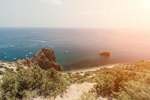 mar lagoa. panorâmico Visão em calma azul mar e vulcânico rochoso foto