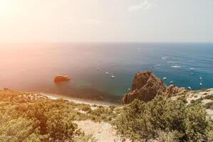 mar lagoa. panorâmico Visão em calma azul mar e vulcânico rochoso foto