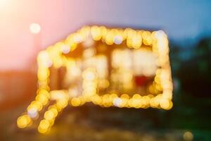 abstrato desfocado brilhante Natal luzes em de madeira casa, criando decorativo iluminação dentro tarde cena foto