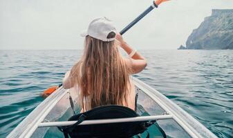 mulher dentro caiaque costas visualizar. feliz jovem mulher com grandes cabelo flutuando dentro transparente caiaque em a cristal Claro mar. verão feriado período de férias e alegre fêmea pessoas relaxante tendo Diversão em a barco foto