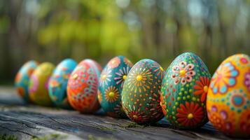 ai gerado colorida mão pintado Páscoa ovos arranjado dentro uma linha em uma rústico de madeira superfície com borrado verde natural fundo, simbolizando vibrante Páscoa celebrações foto