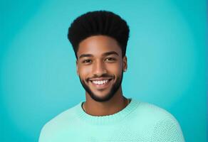 ai gerado jovem africano americano masculino com uma à moda afro sorridente com confiança contra uma cerceta fundo, ideal para anúncio, moda, e multicultural conceitos foto