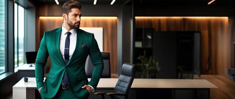 ai gerado confiante homem de negocios dentro uma à moda verde terno posando dentro uma moderno escritório contexto, adequado para corporativo branding e st patricks dia temas foto