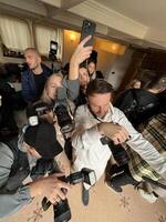 Milão, Itália - 12 novembro 2023. fotógrafos estão tiroteio dentro de casa em digital máquinas fotográficas foto