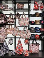 Milão, Itália - 17 agosto 2023. multicolorido mulheres bolsas e cápsulas estão em a prateleiras dentro a loja. rubrica. italia foto