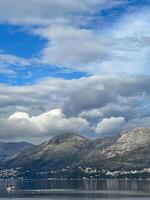 nuvens de tempestade sobre a montanhas perto a mar costa foto