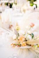 ramalhete do flores carrinhos em uma festivo mesa perto esvaziar óculos foto