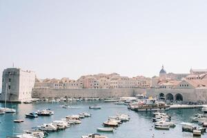 linhas do ancorado barcos dentro uma medieval porta. dubrovnik, Croácia foto