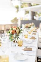 grandes mesa conjunto com buquês do flores e convite suculentos foto