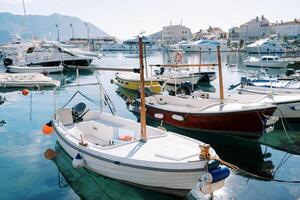 motor barcos ancorado ao longo a costa do uma ensolarado Cidade foto