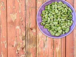 favas em fundo de madeira foto