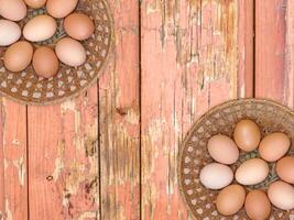 ovos no fundo de madeira foto