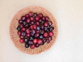 cerejas dentro a cozinha foto