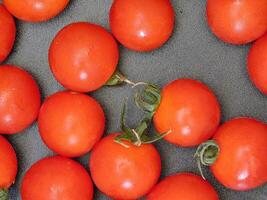 tomates dentro a cozinha foto