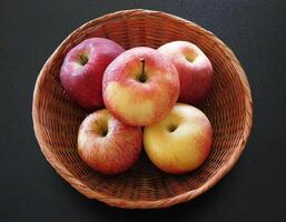 maçãs na cozinha foto