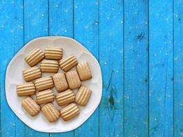 biscoitos no fundo de madeira foto