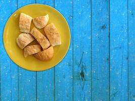 pão em fundo de madeira foto