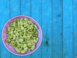 favas em fundo de madeira foto