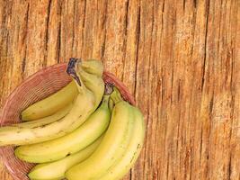 bananas em a de madeira fundo foto