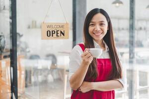 café o negócio conceito, lindo mulher sorrisos às Câmera oferta quente café às café fazer compras. foto