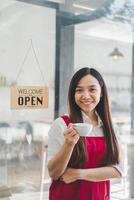 café o negócio conceito, lindo mulher sorrisos às Câmera oferta quente café às café fazer compras. foto