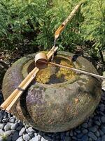 pedra lavar bacia para japonês jardim decoração, retrato orientação foto