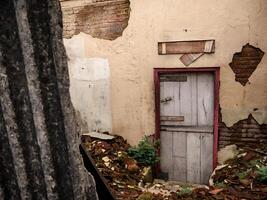 uma de madeira porta dentro uma casa este tem fui abandonado de Está ocupantes foto