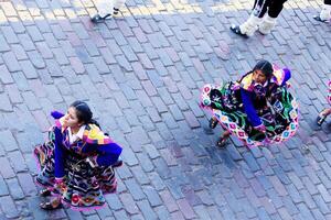 cusco, Peru, 2015 - mulheres dentro tradicional traje para inti Raymi festival sul América foto