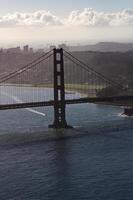 san francisco dourado portão ponte olhando costas para a cidade foto